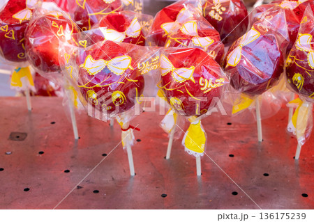 りんご飴 136175239