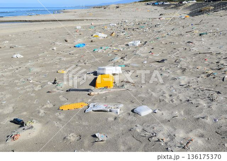 海岸の漂着物 環境問題 ゴミ問題 136175370