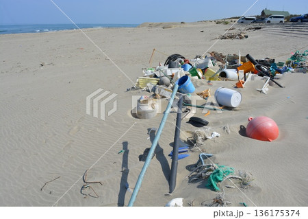 海岸の漂着物 環境問題 ゴミ問題 136175374