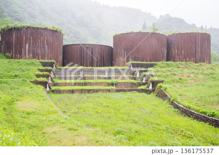 【トヤ沢砂防堰堤】雨の中に聳え立つ砂防ダム 136175537