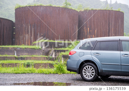 【トヤ沢砂防堰堤】雨の中に聳え立つ砂防ダムと車 136175539