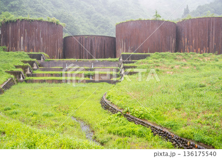 【トヤ沢砂防堰堤】雨の中に聳え立つ砂防ダム 【トヤ沢砂防堰堤】雨の中に聳え立つ砂防ダム 136175540