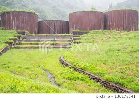 【トヤ沢砂防堰堤】雨の中に聳え立つ砂防ダム 136175541