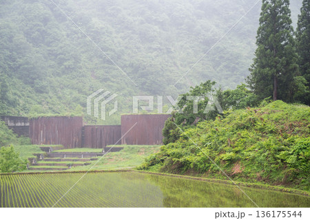 【トヤ沢砂防堰堤】雨の中に聳え立つ砂防ダム 【トヤ沢砂防堰堤】雨の中に聳え立つ砂防ダム 136175544