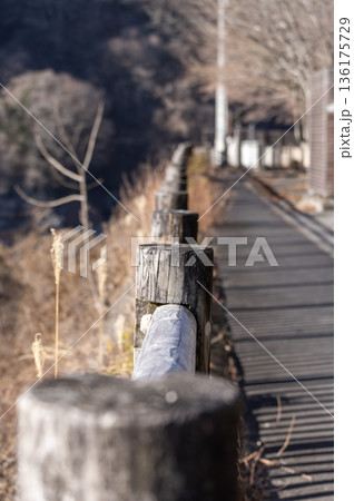 冬の秩父・国道140号沿い、秩父湖を望む遊歩道の木製柵と冬枯れの景色 冬の秩父・国道140号沿い、秩父湖を望む遊歩道の木製柵と冬枯れの景色 136175729