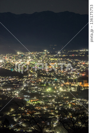 秩父盆地の街明かりと工場夜景、美の山公園から望む夜景 秩父盆地の街明かりと工場夜景、美の山公園から望む夜景 136175753