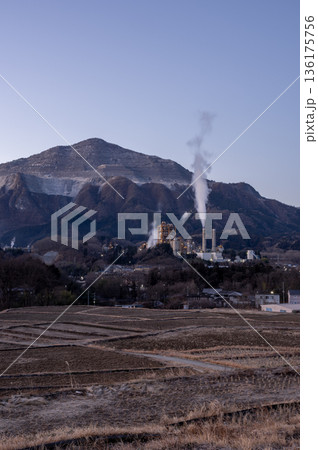 冬の秩父・寺坂棚田の夜明け、武甲山を背景に広がる棚田と工場煙突の風景 冬の秩父・寺坂棚田の夜明け、武甲山を背景に広がる棚田と工場煙突の風景 136175756