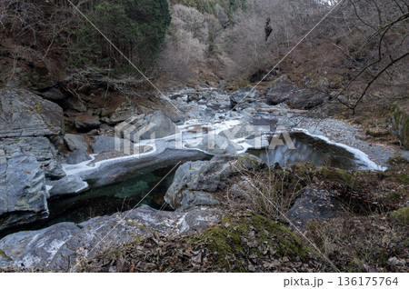 冬の秩父・荒川源流、凍てつく渓谷を流れる清流と巨岩の風景 冬の秩父・荒川源流、凍てつく渓谷を流れる清流と巨岩の風景 136175764