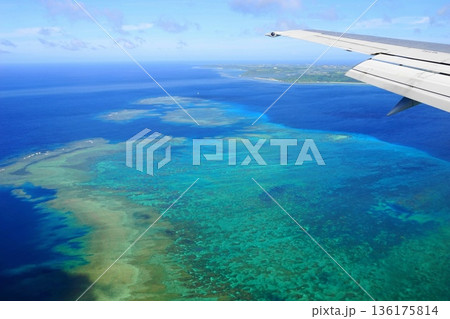 飛行機から見た青いサンゴ礁 06月沖縄・宮古島05サンゴ礁・環礁 飛行機から見た青いサンゴ礁 06月沖縄・宮古島05サンゴ礁・環礁 136175814