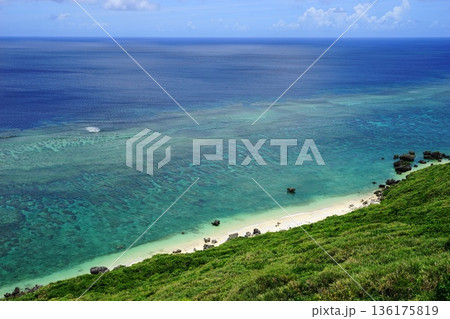 南国の青く美しいサンゴ礁の海 06月沖縄・宮古島53比嘉ロードパーク展望 南国の青く美しいサンゴ礁の海 06月沖縄・宮古島53比嘉ロードパーク展望 136175819