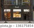 [東京・銀座] ショッピング街にあるお祭りのようなピアジェの高級店のディスプレイ。 136175854