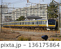 府中本町駅を出発したJR南武線 136175864