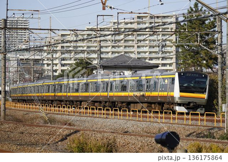 府中本町駅を出発したJR南武線 府中本町駅を出発したJR南武線 136175864