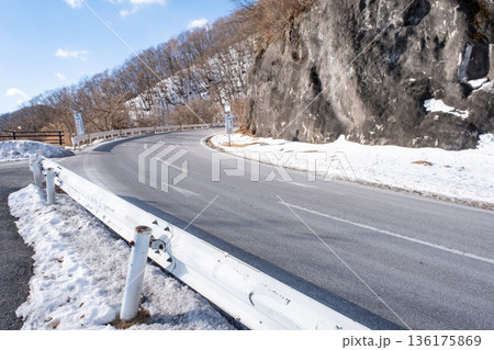 雪のある真冬の日光いろは坂と山の風景 雪のある真冬の日光いろは坂と山の風景 136175869