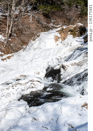 凍った栃木県日光の湯川 136175881