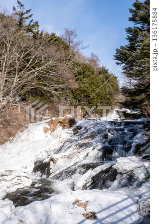 凍った栃木県日光の湯川 136175884
