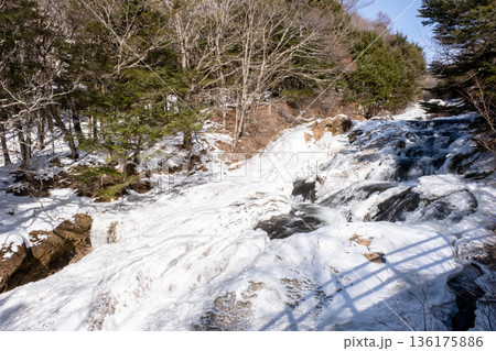 凍った栃木県日光の湯川 136175886