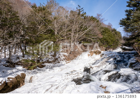 凍った栃木県日光の湯川 136175893