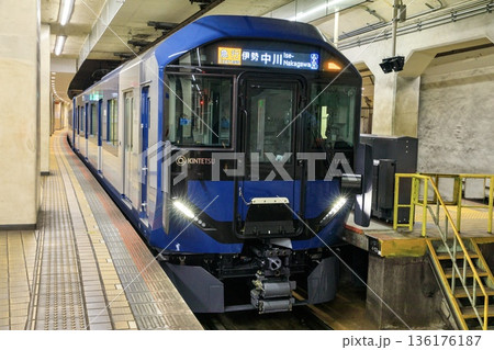 近鉄名古屋駅に停車中の近鉄1A系電車 136176187