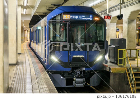 近鉄名古屋駅に停車中の近鉄1A系電車 136176188