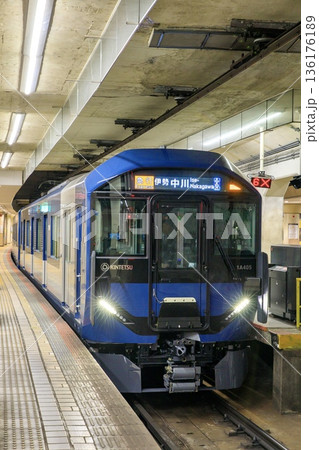 近鉄名古屋駅に停車中の近鉄1A系電車 近鉄名古屋駅に停車中の近鉄1A系電車 136176189