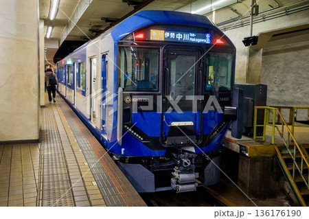 近鉄名古屋駅に停車中の近鉄1A系電車 136176190