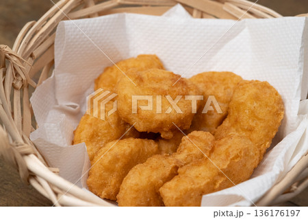 カゴに盛りつけたチキンナゲットのイメージ 136176197
