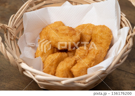 カゴに盛りつけたチキンナゲットのイメージ 136176200
