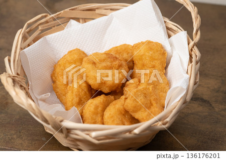カゴに盛りつけたチキンナゲットのイメージ カゴに盛りつけたチキンナゲットのイメージ 136176201