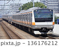 走行中の中央線の電車 136176212