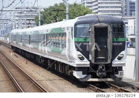 中央本線を走る特急あずさ 中央本線を走る特急あずさ 136176214