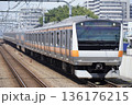 走行中の中央線の電車 136176215