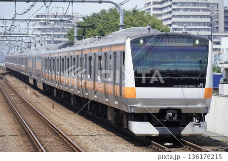 走行中の中央線の電車 136176215