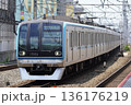 吉祥寺駅に入線する東西線の電車 136176219