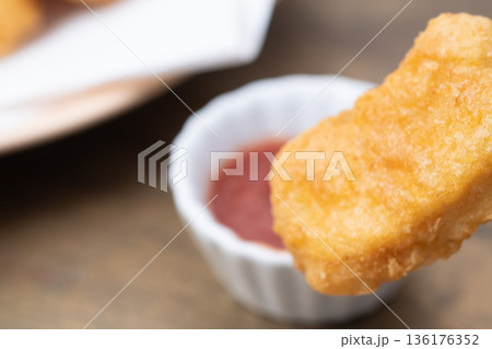 チキンナゲットとトマトソースのイメージ 136176352