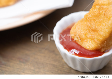 チキンナゲットとトマトソースのイメージ 136176353