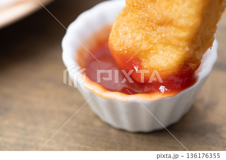 チキンナゲットとトマトソースのイメージ チキンナゲットとトマトソースのイメージ 136176355