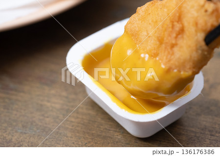チキンナゲットとマスタードソースのイメージ 136176386