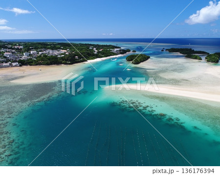 石垣島の川平湾 湾内から空撮 136176394