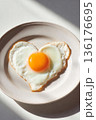 愛情込めて作ったハートの形をした美味しそうな目玉焼き 136176695