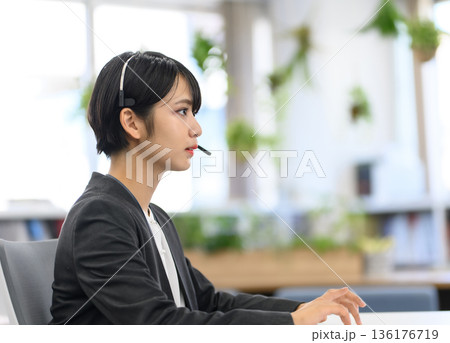 ヘッドセットの女性オペレーター 136176719