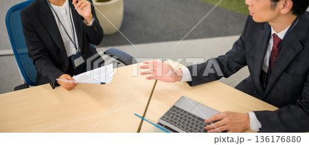 会議で書類とPC 会議で書類とPC 136176880
