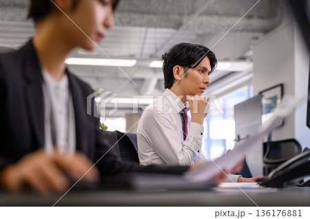 オフィスで集中する男性 136176881