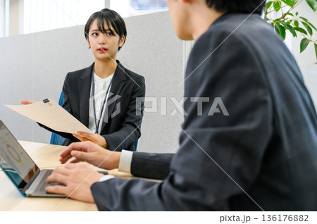 面接で書類を渡す 136176882