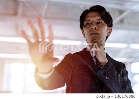 男性が未来を触る 男性が未来を触る 136176886