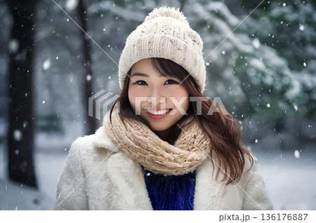雪の中で微笑む若い女性の冬ポートレート 136176887