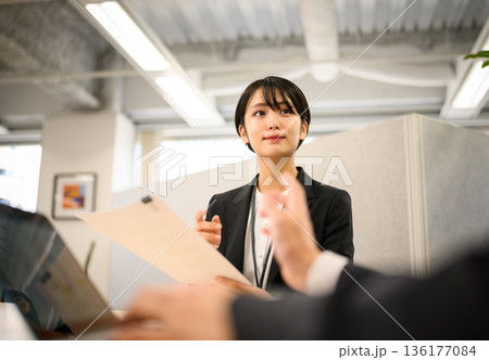 面接で書類を渡す 136177084