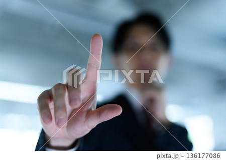 指先で未来を触る 指先で未来を触る 136177086