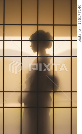 障子にうっすらと写る若い女性のシルエット 和服姿 障子にうっすらと写る若い女性のシルエット 和服姿 136177146