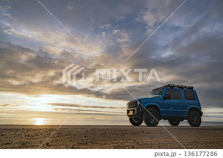 夕暮れの海岸とジムニー 136177286
